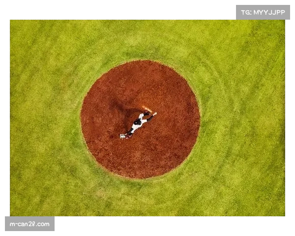 特写：关键时刻的信任一掷——捕手与投手在投手丘的紧张密谈