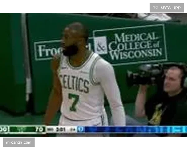 凯尔特人133-101战胜雄鹿，布朗霍福德合砍52分巩固第二